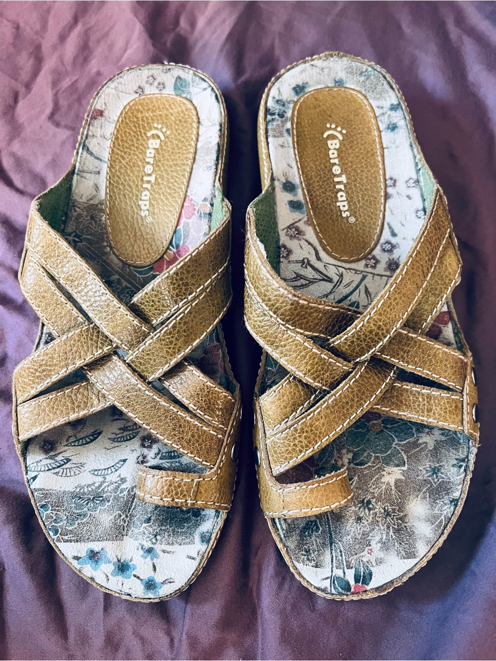 BareTraps strappy olive green leather sandals size 6 Asian art footbed